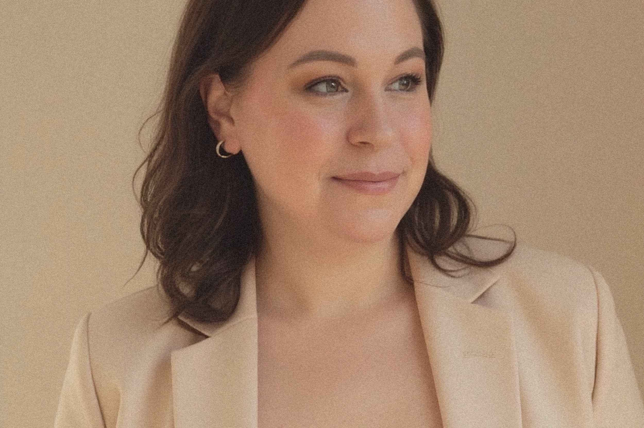 30 geniale Content-Ideen für April1 Sabine Mastrolorito in einem eleganten beigen Blazer schaut mit einem sanften Lächeln zur Seite. Ein professionelles Branding-Portrait, das Stärke, Klarheit und Inspiration ausstrahlt – perfekt für Content-Ideen für April, die Sichtbarkeit und authentisches Storytelling fördern.