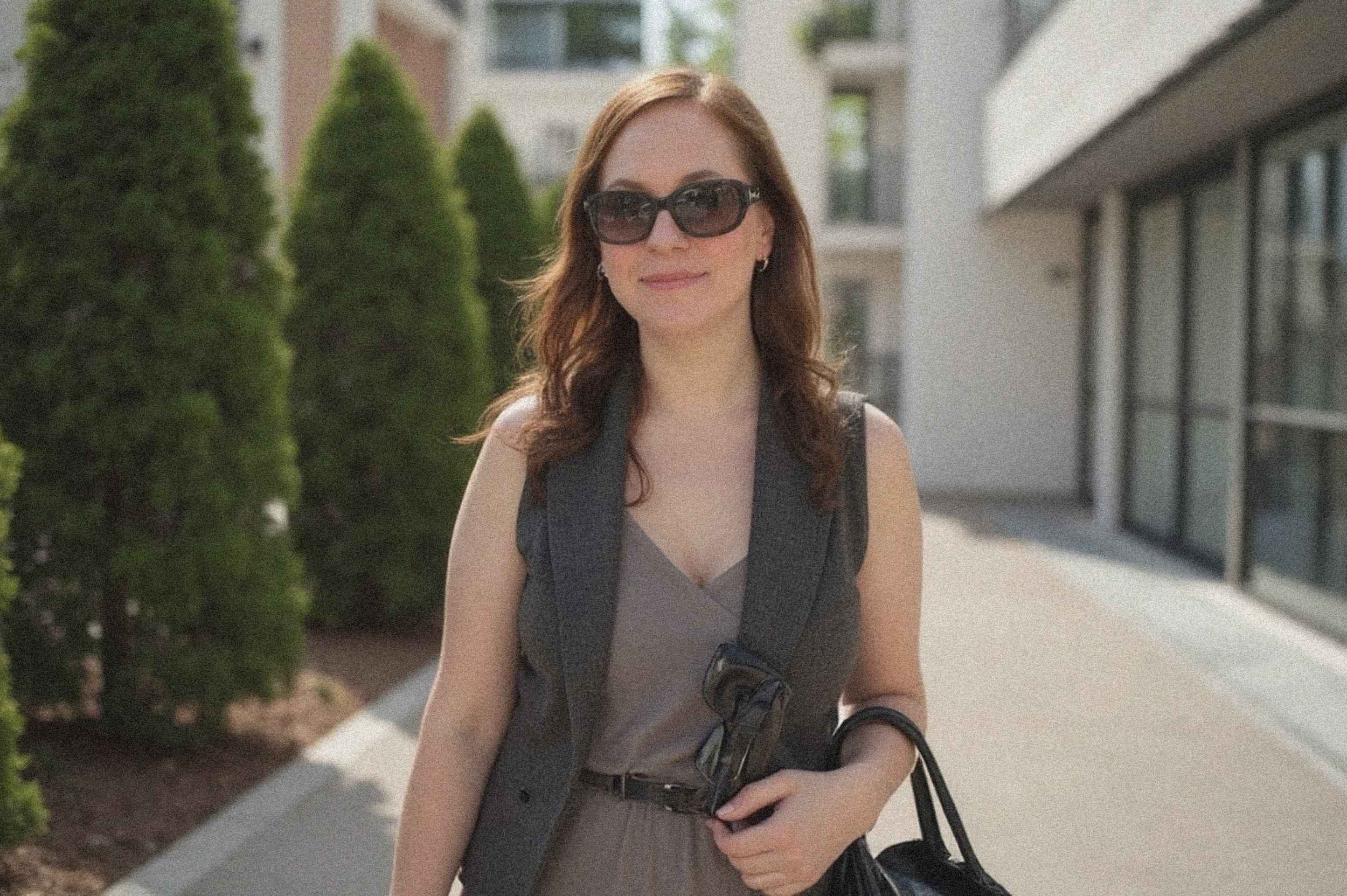 50 Blogartikel-Ideen für Fotografinnen1 Portrait einer modernen Fotografin im Business-Outfit – perfekt als visuelle Begleitung zu Blogartikel Ideen für Fotografen.