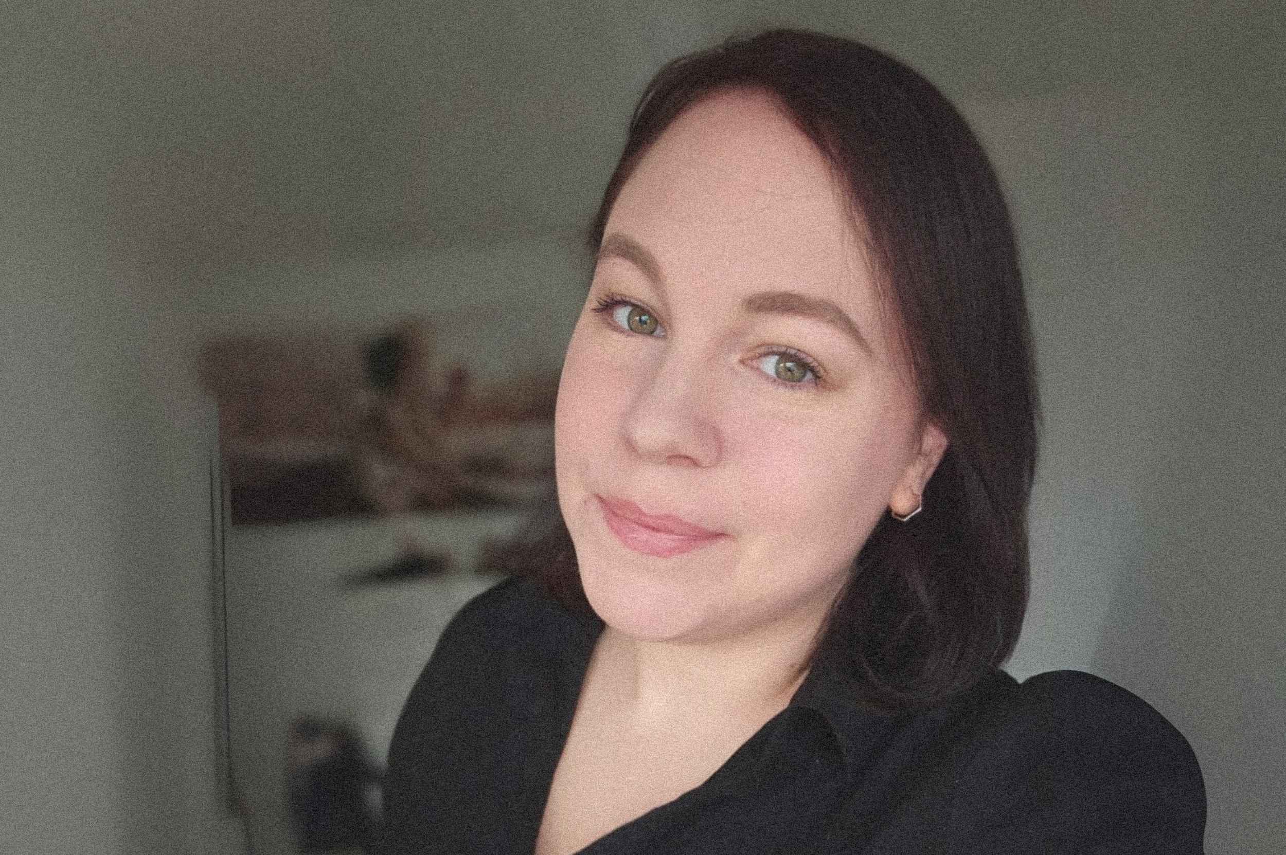 Grenzen setzen als Selbstständige, ohne dich wie der Bösewicht zu fühlen1 Portrait von Sabine Mastrolorito von Digitaltraum in schwarzer Bluse mit sanftem Lächeln – sinnbildlich für Klarheit und Selbstbestimmung beim Grenzen setzen als Selbstständige.