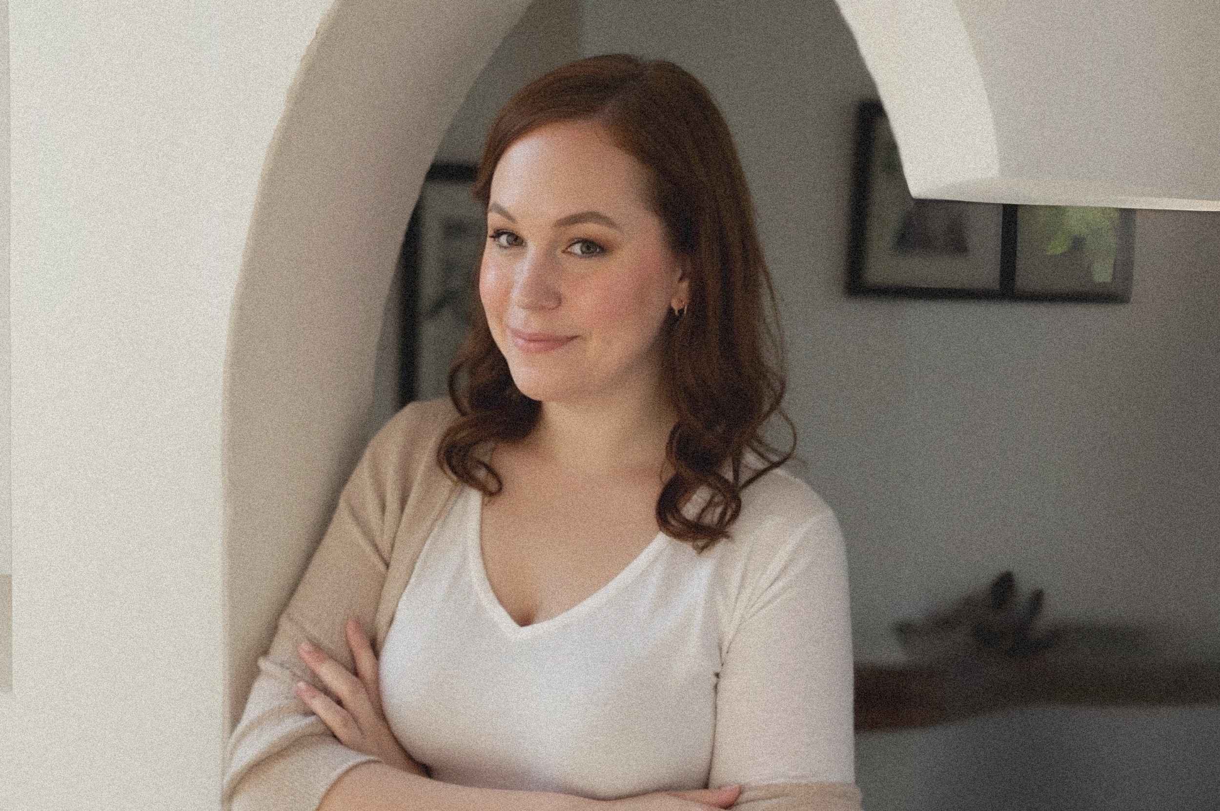 authentisches Webdesign1 Webdesignerin Sabine Mastrolorito in entspannter Haltung in heller Umgebung – ein Beispiel für authentisches Webdesign, das Kompetenz mit Nähe und Klarheit verbindet.