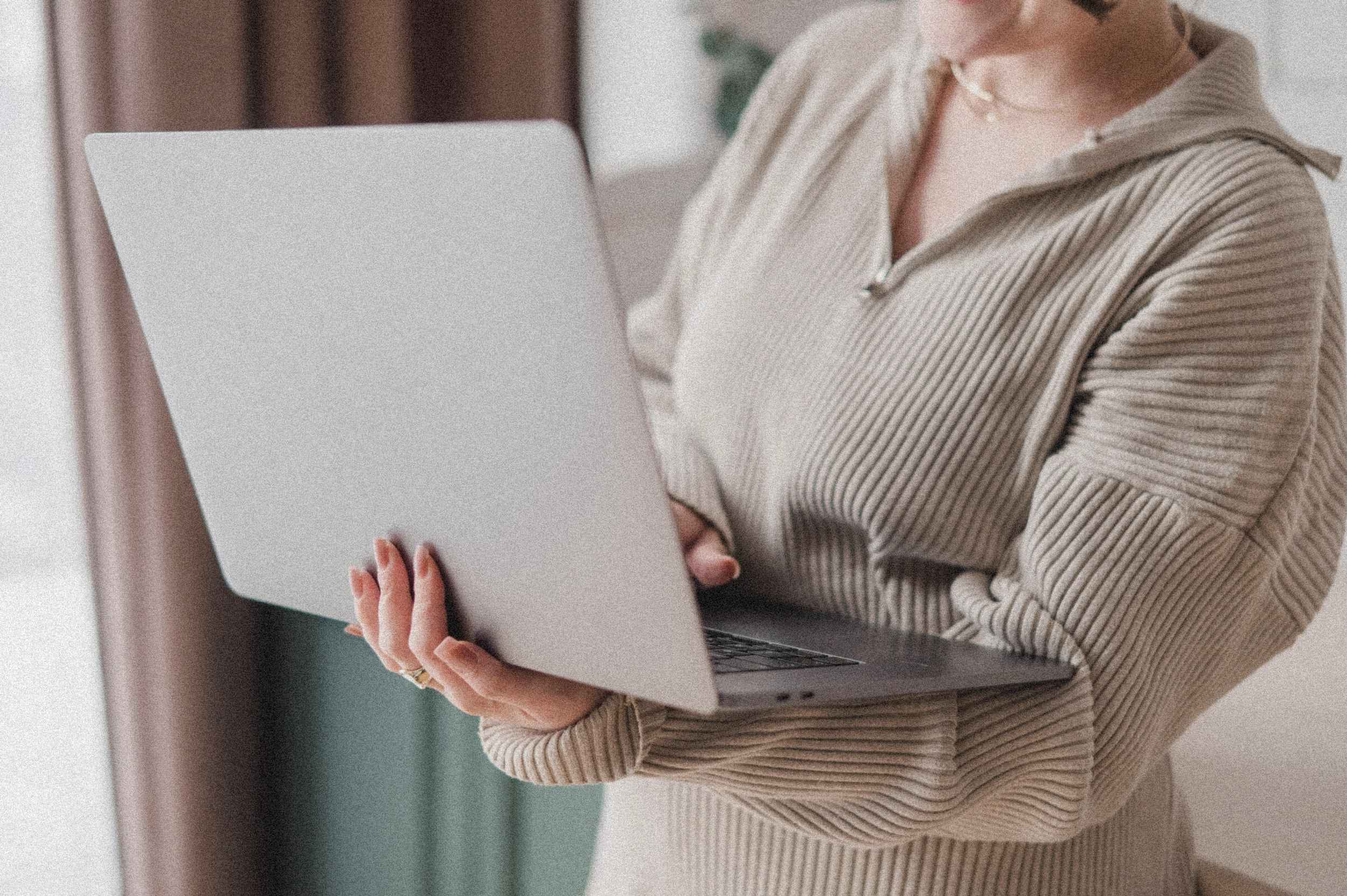 Welche Inhalte sollten auf meiner Homepage stehen Nachdenkliche Unternehmerin mit Laptop – sie plant, welche Inhalte auf ihrer Homepage stehen sollten, um Kund*innen zu gewinnen.