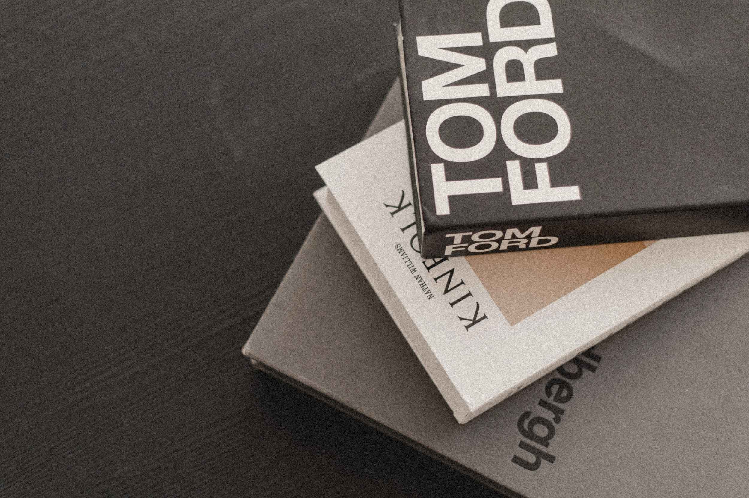 Wie kann ich die Sichtbarkeit meiner Website verbessern1 Ästhetisch arrangierte Bücher von Tom Ford, Kinfolk und Lindbergh – Symbol für Stil, Klarheit und Markenbewusstsein im Kontext: Wie kann ich die Sichtbarkeit meiner Website verbessern?
