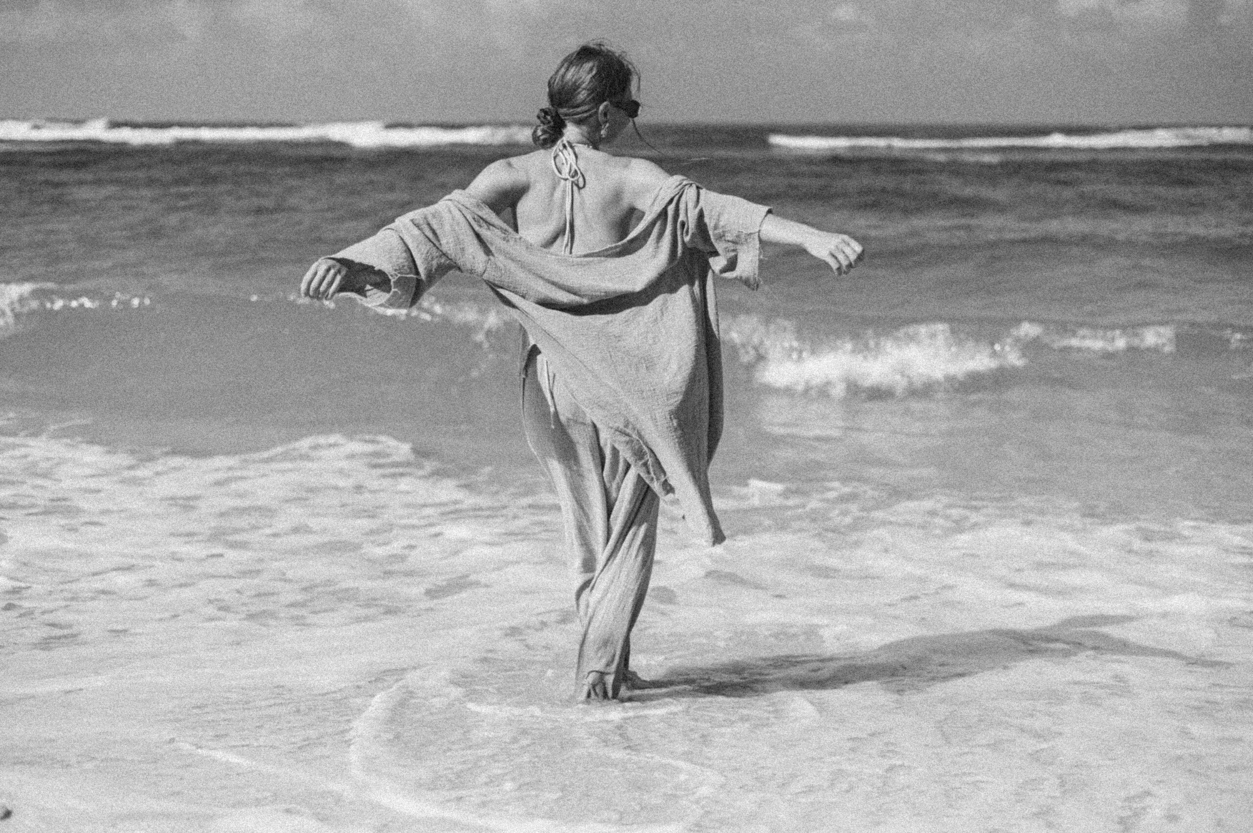 Meine To-Want-Liste für das 3. Quartal 2025 Sabine Mastrolorito von Digitaltraum Webdesign steht am Strand und feiert ihre Ziele für das 3. Quartal 2025. Das Bild ist schwarz-weiß.