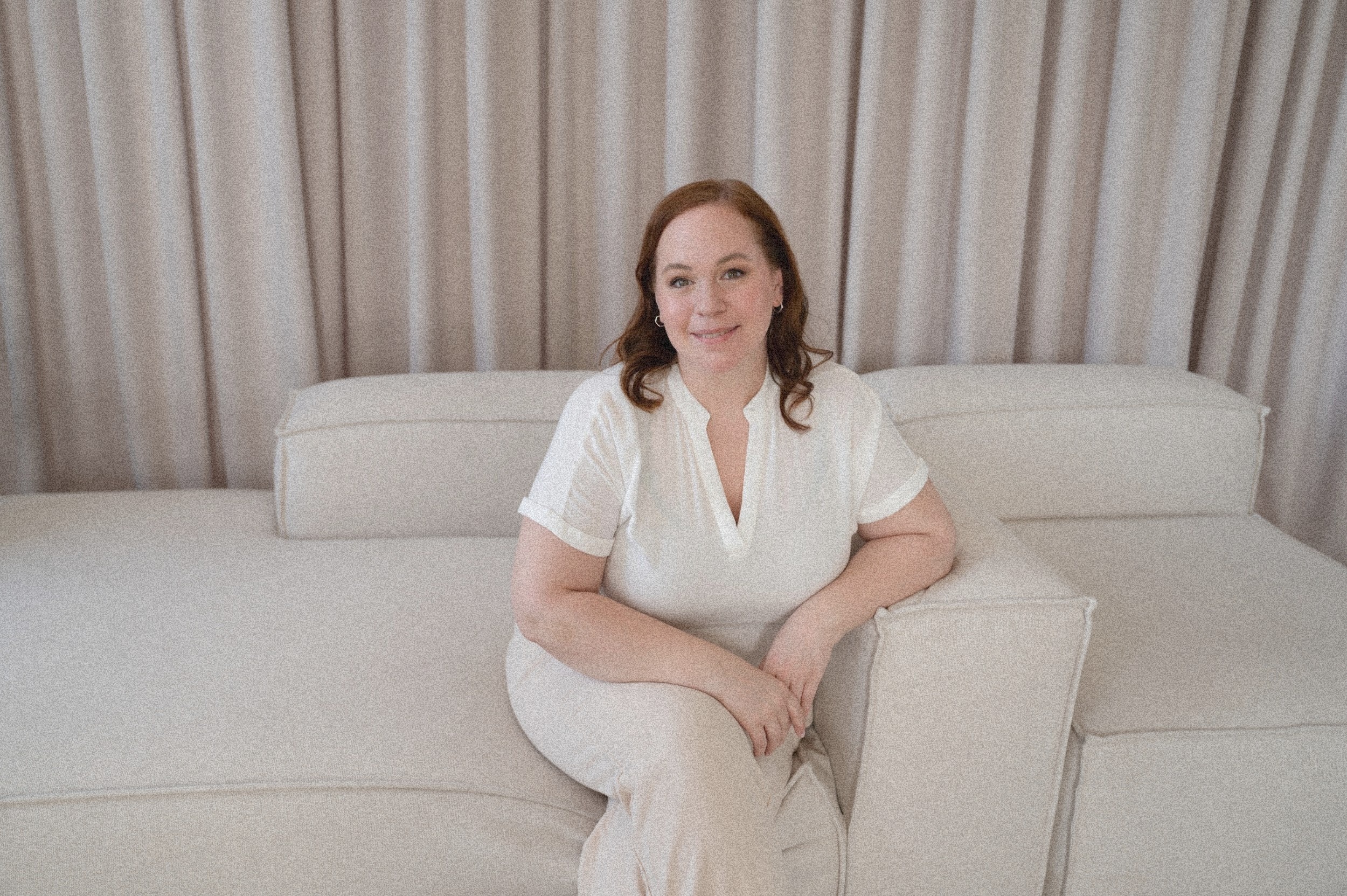 Warum ich Webdesign liebe – 5 ganz ehrliche Gründe1 Webdesignerin Sabine Mastrolorito sitzt entspannt auf einem beigen Sofa – Symbolbild für authentisches Webdesign, das Persönlichkeit sichtbar macht.