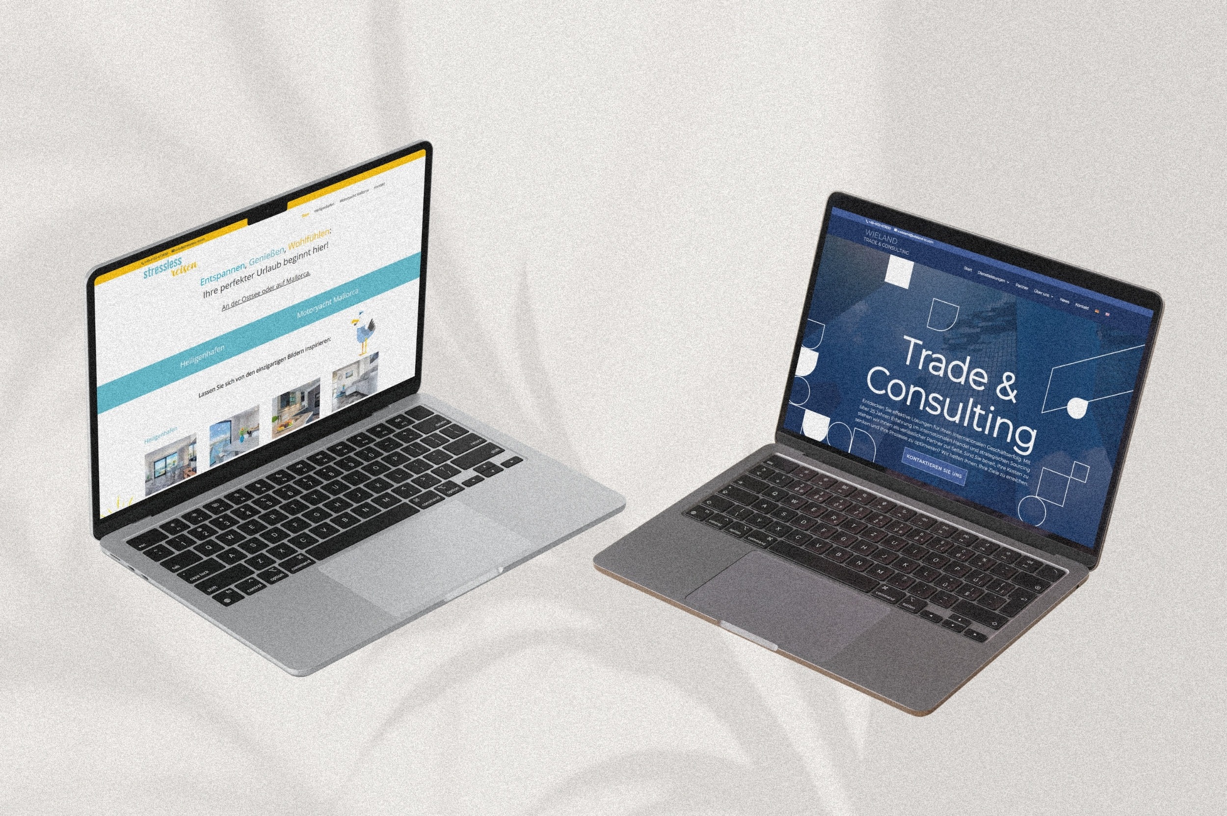 Webdesign für Berater1 Zwei geöffnete Laptops nebeneinander zeigen die individuell gestalteten Websites von "Stressless Reisen" und "Wieland Trade & Consulting" – ein Beispiel für professionelles Webdesign für Berater und Ferienunterkünfte.