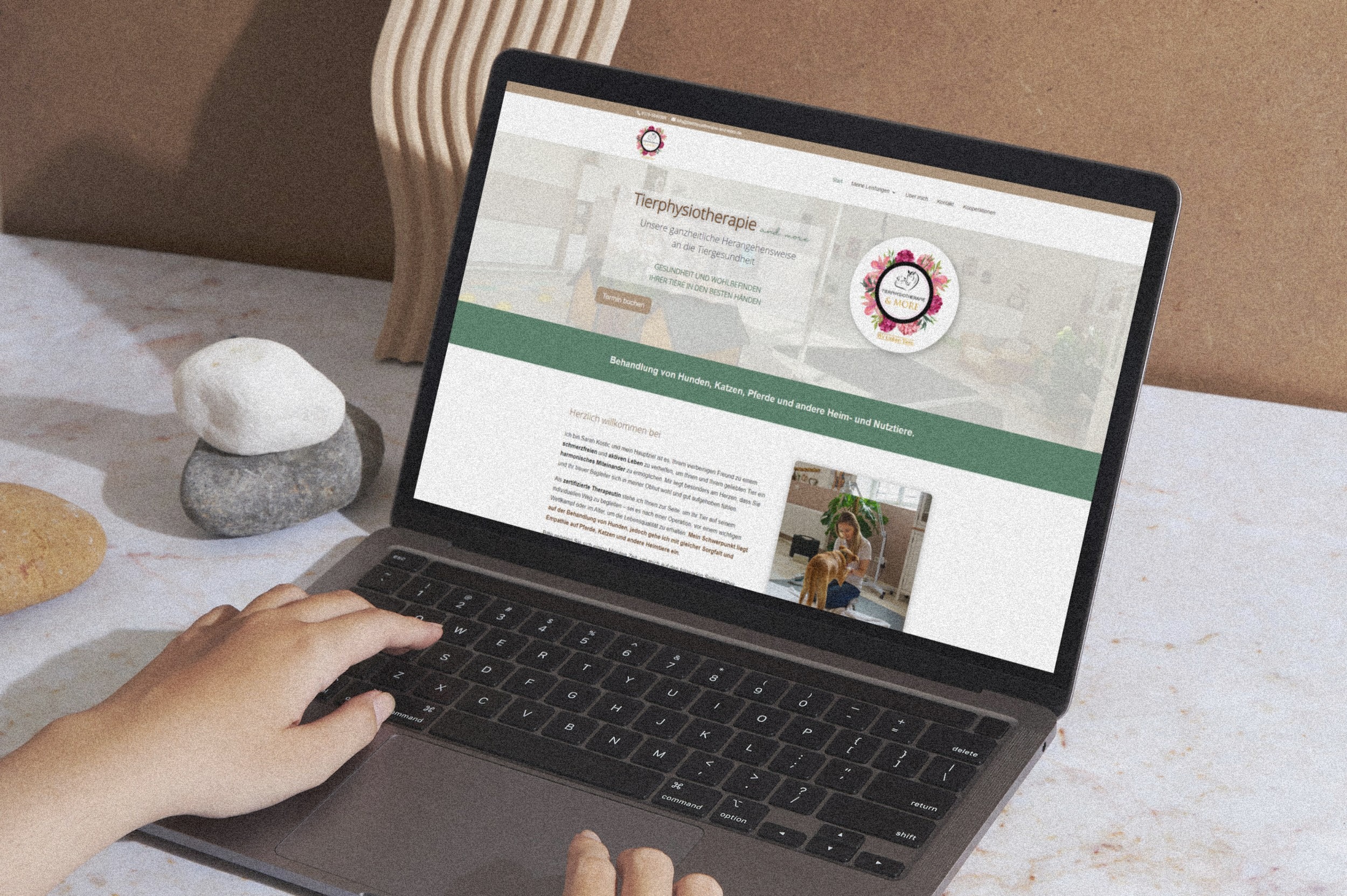 Webdesign für Tiertherapeuten1 Laptop zeigt Startseite von Tierphysiotherapie & More mit Fokus auf Physiotherapie für Tiere – professionelles Webdesign für Tiertherapeuten, das Vertrauen schafft und klar informiert.