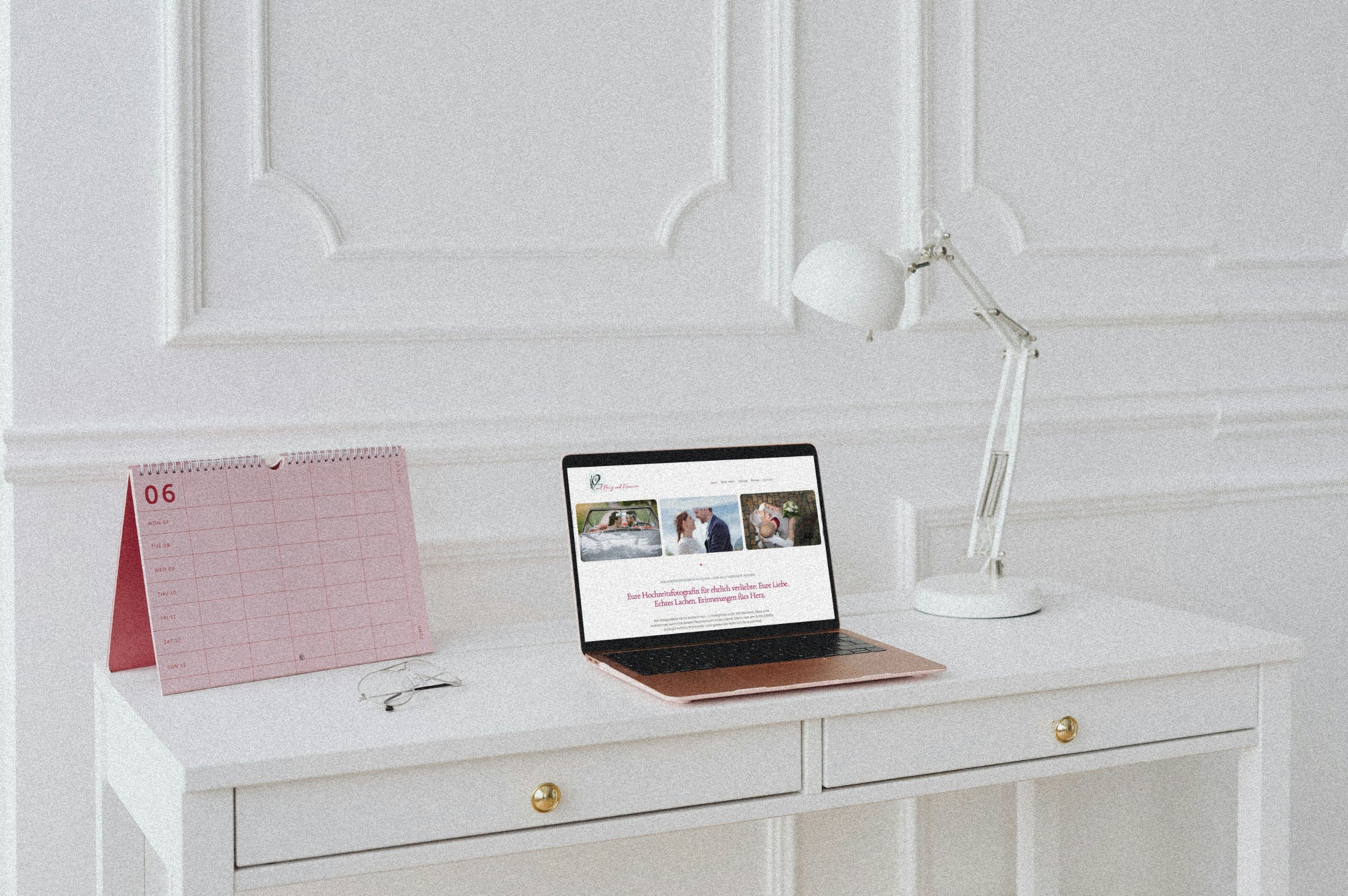 Ein Mockup mit einem Laptop und der Website von Helene Karsten Fotografie.